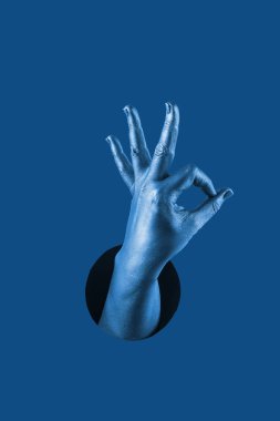 El, bir delikte farklı jestler ve semboller gösterir.