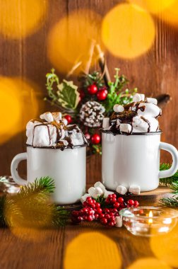 Bardakta sıcak bir Noel içkisi.