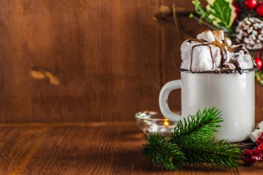 Bardakta sıcak bir Noel içkisi.