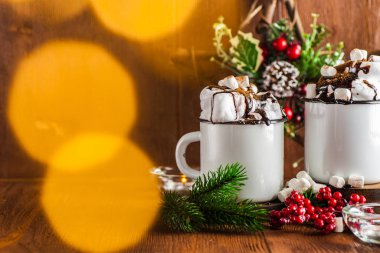 Bardakta sıcak bir Noel içkisi.