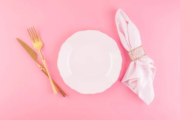 Festive table setting in luxurious pink pastel color. — Stock Photo, Image