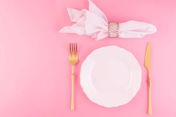 Feestelijke tafelopstelling in luxe roze pastelkleur. — Stockfoto