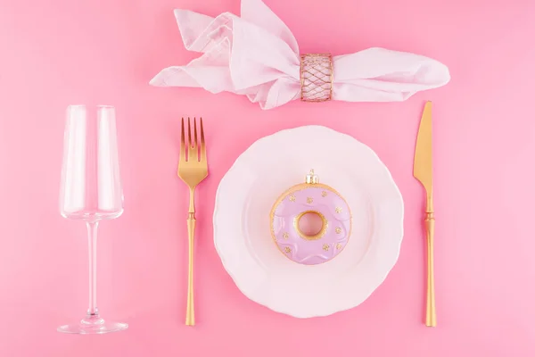 Feestelijke tafelopstelling in luxe roze pastelkleur. — Stockfoto