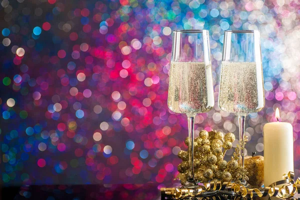 Zwei Gläser Champagner umgeben von Weihnachtsdekoration auf — Stockfoto