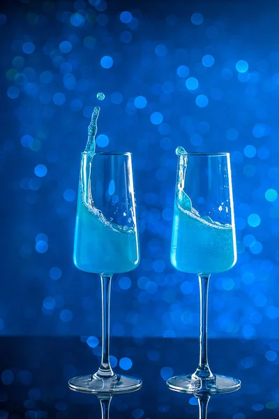 Zwei Gläser blauer Champagner vor dem Hintergrund der — Stockfoto