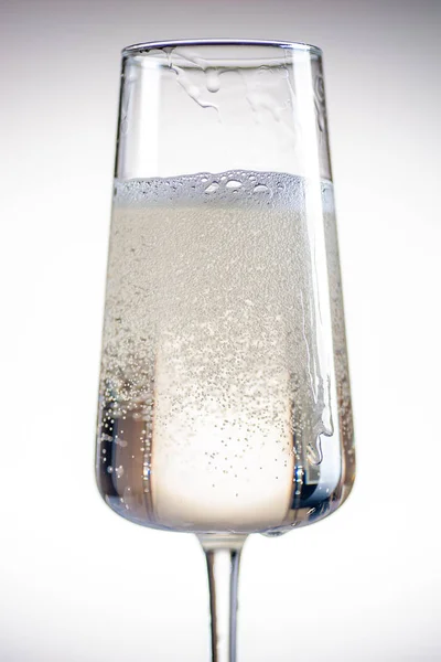 Uma taça de champanhe sobre um fundo branco. — Fotografia de Stock