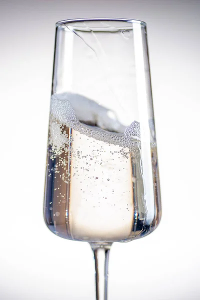 Una copa de champán sobre un fondo blanco. —  Fotos de Stock