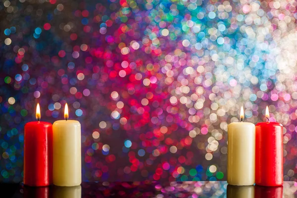 Queimando velas cercadas por decorações de Natal em um backgro — Fotografia de Stock