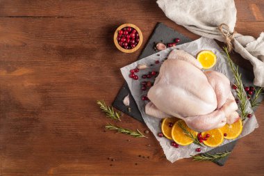 Pişmemiş, portakallı ve biberiyeli tavuk fırına hazır.