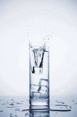 Temiz maden suyu buzlu bir bardağa sıçrar..