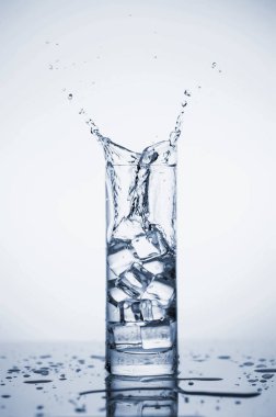 Temiz maden suyu buzlu bir bardağa sıçrar..