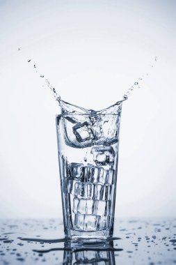 Temiz maden suyu buzlu bir bardağa sıçrar..