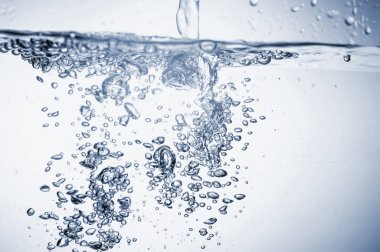 Su kabarcıklarla doluyor.. 