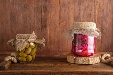 Ev yapımı konserve konserve ve mayalanmış sebzeler.