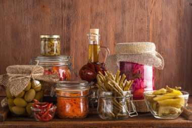 Ev yapımı konserve konserve ve mayalanmış sebzeler.