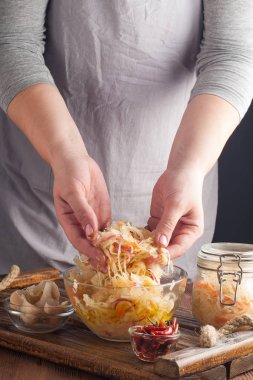 Kadın ev yapımı konserve turşu ve mayalanmış sebze yapıyor.