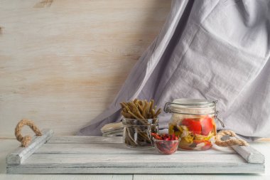 Ev yapımı konserve konserve ve mayalanmış sebzeler.