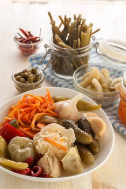 Ev yapımı konserve konserve ve mayalanmış sebzeler.