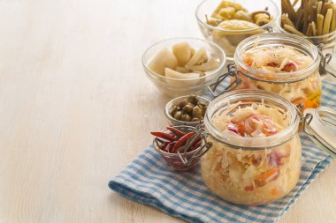 Ev yapımı konserve konserve ve mayalanmış sebzeler.