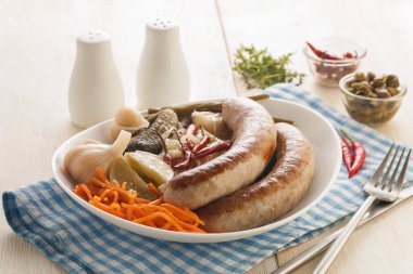 Kızarmış et sosisi ve sebze turşusu..