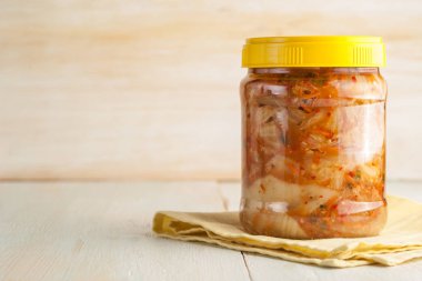 Ev yapımı konserve konserve ve mayalanmış sebzeler.