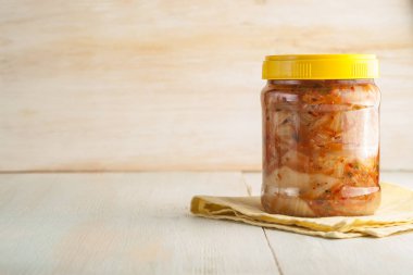 Ev yapımı konserve konserve ve mayalanmış sebzeler.