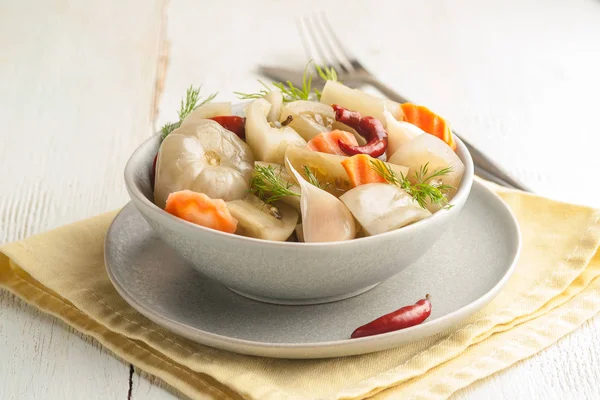 Insalata di verdure sottaceto e fermentate in scatola . — Foto Stock