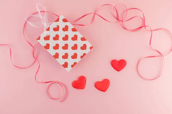 Decoraciones navideñas para el día de San Valentín en un fondo rosa pastel — Foto de Stock