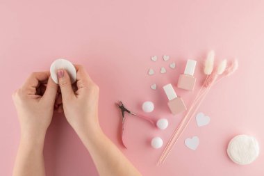 Cilt bakımı ve güzel manikür için yapılan spa ameliyatlarından sonra güzel kadın elleri. Güzellik ve sağlığa salonda ya da evde dikkat edin. Manikür için alet çantası ve malzeme. Düz yatıyordu. Üst görünüm.