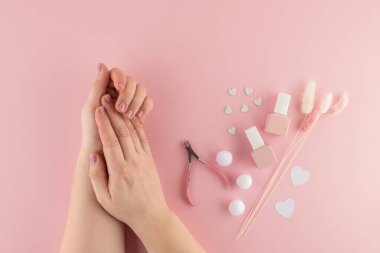 Cilt bakımı ve güzel manikür için yapılan spa ameliyatlarından sonra güzel kadın elleri. Güzellik ve sağlığa salonda ya da evde dikkat edin. Manikür için alet çantası ve malzeme. Düz yatıyordu. Üst görünüm.