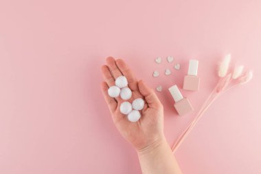 Cilt bakımı ve güzel manikür için yapılan spa ameliyatlarından sonra güzel kadın elleri. Güzellik ve sağlığa salonda ya da evde dikkat edin. Manikür için alet çantası ve malzeme. Düz yatıyordu. Üst görünüm.