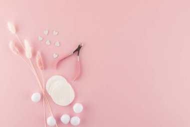 Manikür için alet çantası ve malzeme. Güzellik ve sağlığa salonda ya da evde dikkat edin. Düz yatıyordu. Üst görünüm.