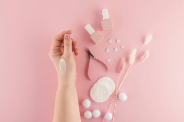 Cilt bakımı ve güzel manikür için yapılan spa ameliyatlarından sonra güzel kadın elleri. Güzellik ve sağlığa salonda ya da evde dikkat edin. Manikür için alet çantası ve malzeme. Düz yatıyordu. Üst görünüm.