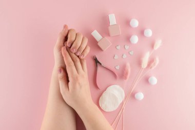 Cilt bakımı ve güzel manikür için yapılan spa ameliyatlarından sonra güzel kadın elleri. Güzellik ve sağlığa salonda ya da evde dikkat edin. Manikür için alet çantası ve malzeme. Düz yatıyordu. Üst görünüm.