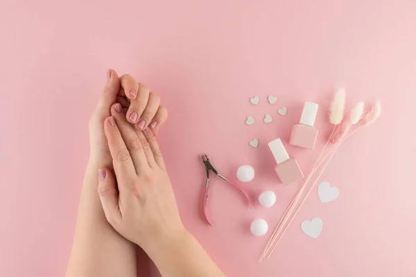 Cilt bakımı ve güzel manikür için yapılan spa ameliyatlarından sonra güzel kadın elleri. Güzellik ve sağlığa salonda ya da evde dikkat edin. Manikür için alet çantası ve malzeme. Düz yatıyordu. Üst görünüm.