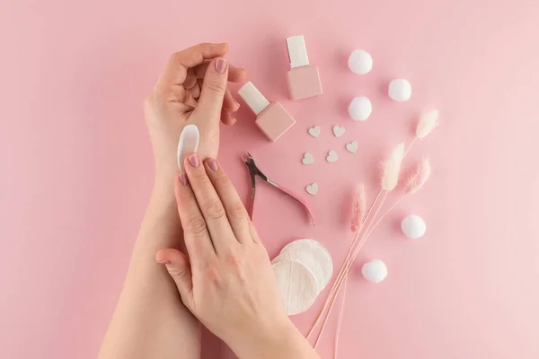 Cilt bakımı ve güzel manikür için yapılan spa ameliyatlarından sonra güzel kadın elleri. Güzellik ve sağlığa salonda ya da evde dikkat edin. Manikür için alet çantası ve malzeme. Düz yatıyordu. Üst görünüm.