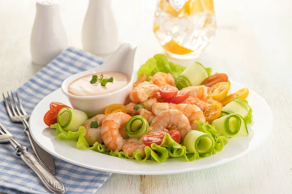 Salada Camarão Grelhada Com Alface Fresca Tomate Cereja Molho Cremoso — Fotografia de Stock