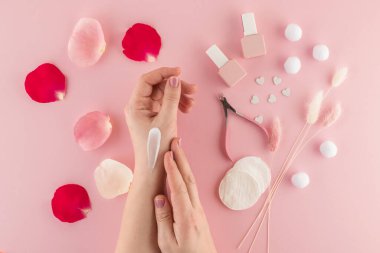 Cilt bakımı ve güzel manikür için yapılan spa ameliyatlarından sonra güzel kadın elleri. Güzellik ve sağlığa salonda ya da evde dikkat edin. Manikür için alet çantası ve malzeme. Düz yatıyordu. Üst görünüm.