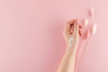 Cilt bakımı ve güzel manikür için yapılan spa ameliyatlarından sonra güzel kadın elleri. Güzellik ve sağlığa salonda ya da evde dikkat edin. Düz yatıyordu. Üst görünüm.