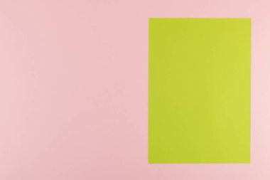 Güzel pembe ve parlak yeşil pastel arka plan. Üst Manzara. Düz yatıyordu. Tasarım şablonu.