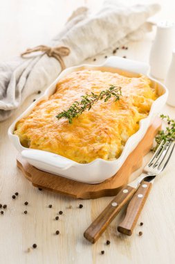Peynirli güveç. Güzel, beyaz bir tabakta pişirilmiş sebze ya da et lazanyası. Büyük bir porsiyon yemeye hazır..