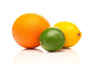 Taze narenciye meyvesi. Sağlıklı beslenme konsepti. Beyaz arka planda portakal, limon ve limon izole edilmiş. Yakın plan.. 
