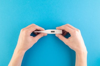 Mavi arka planda hijyenik antiseptikler ve ilaçlar var. Anti bakteriyel koruma ve kişisel bakım. Enfeksiyonun yayılmasını engelle. Tıbbi hijyen ve virüs koruma kavramı.