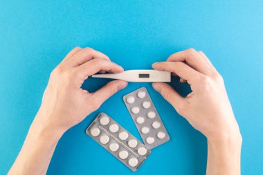 Mavi arka planda hijyenik antiseptikler ve ilaçlar var. Anti bakteriyel koruma ve kişisel bakım. Enfeksiyonun yayılmasını engelle. Tıbbi hijyen ve virüs koruma kavramı.