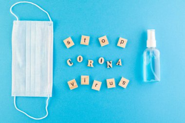 Yazıtta Coronavirus 'u durdurun yazılıydı. Mavi arka planda tahta küplerden yapılmıştı. Sağlık ve virüs koruması için tıbbi konsept. Üst görünüm.