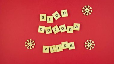 Kırmızı arkaplanlı tahta küplerin üzerinde Coronavirus 'u durdurun yazıyor. Hareket videosunu durdur. 4K UHD 3840x2160
