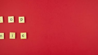 Kırmızı arkaplanlı tahta küplerin üzerinde 