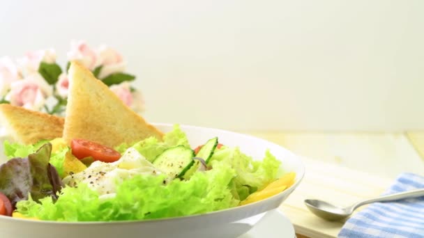 Frisches Gesundes Frühstück Eine Große Portion Salat Mit Frischem Gemüse — Stockvideo