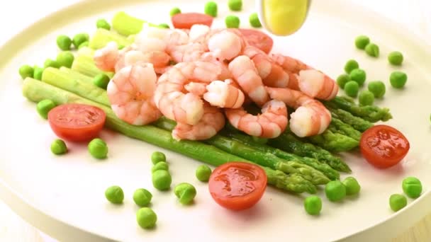 Crevettes Chaudes Avec Des Légumes Frais Plat Accompagnement Asperges Vertes — Video
