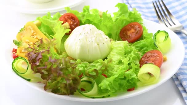 Vegetable Salad Poached Egg Boiled Egg Sprinkled Pepper Close Selective — Stock Video